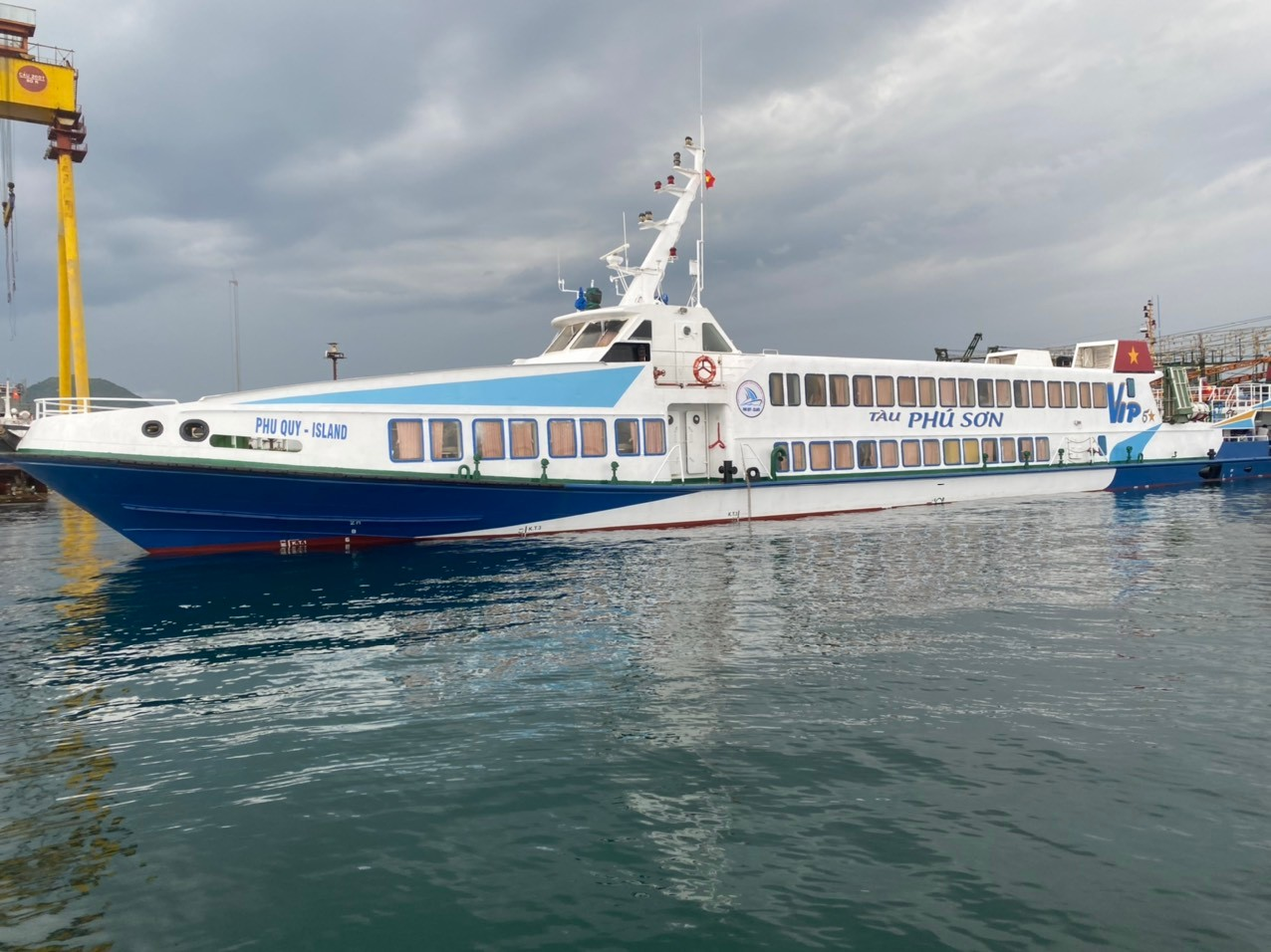 Tàu cao tốc Phú Sơn khai trương vào tháng 08.2023 và là loại tàu giường nằm đầu tiên hoạt động ở tuyến Sa Kỳ - Lý Sơn